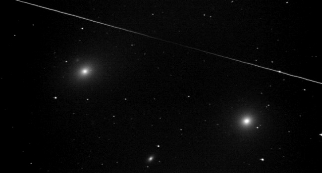 Satellit stört Galaxienfoto