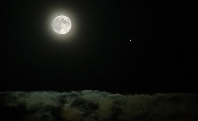 Vollmond und Jupiter über den Wolken