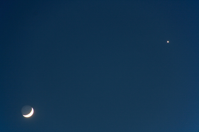 Mond und Venus am Abendhimmel