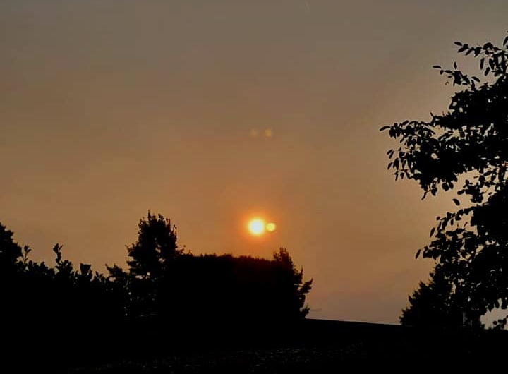 Ein Blick zur Sonne durch Sahara-Staubschwaden