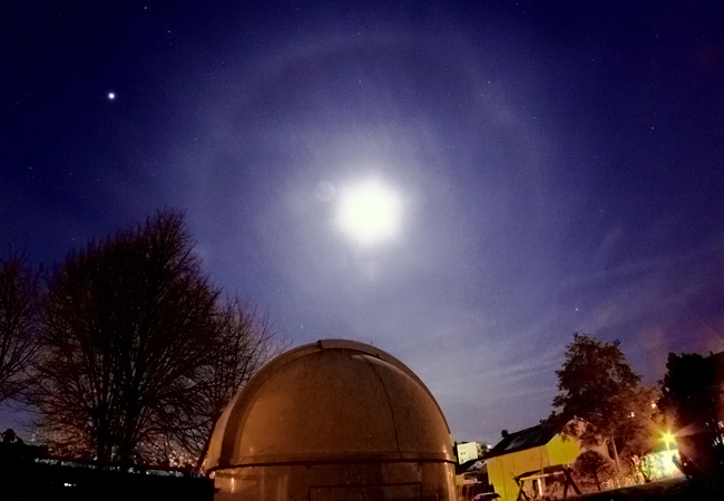 Schönes Mondhalo am Abendhimmel