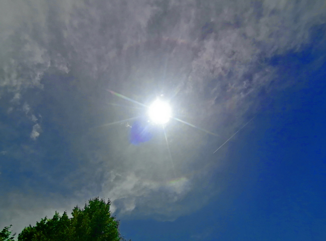 Sahara-Staub erzeugt schwaches Sonnenhalo