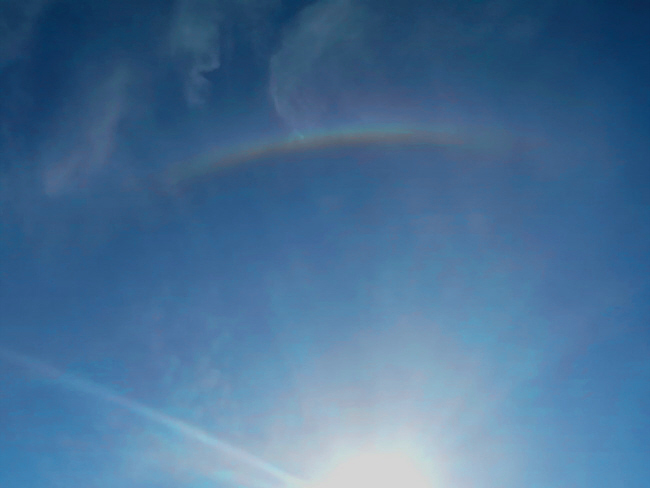 Ein schwaches Sonnenhalo am heißen Sommerhimmel