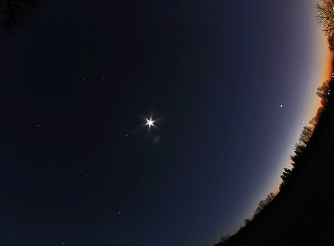 Merkur, Venus, Jupiter Mond und Mars entlang der Ekliptik aufgereiht